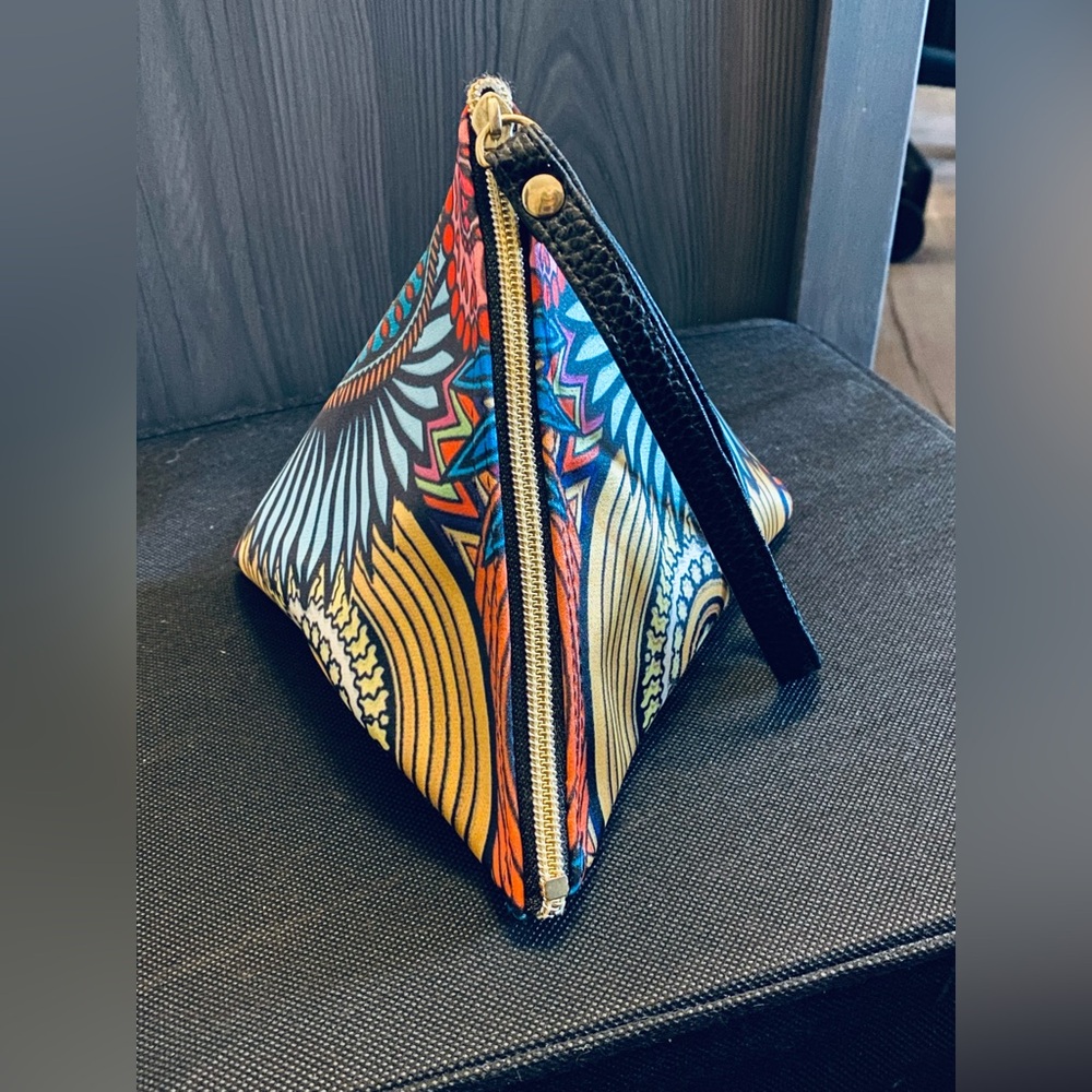 Chulatulum Triangular Wristlet - image 4